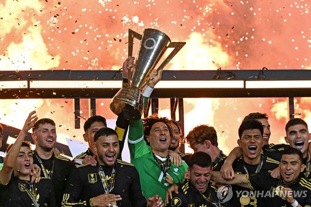 우승 트로피 들어 올린 멕시코 선수들