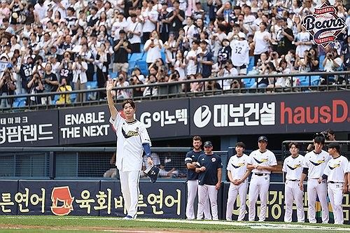 은퇴식 치르는 두산 김재호, 선발 출전 후 교체