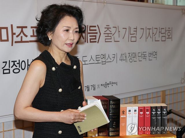 기자간담회에서 소감 밝히는 김정아 번역가