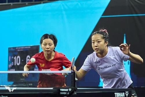 최효주와 여자복식 호흡을 맞췄던 신유빈(오른쪽)