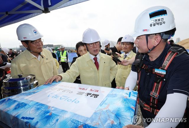 김민석 총리, 폭염 속 건설 현장 근로환경 점검