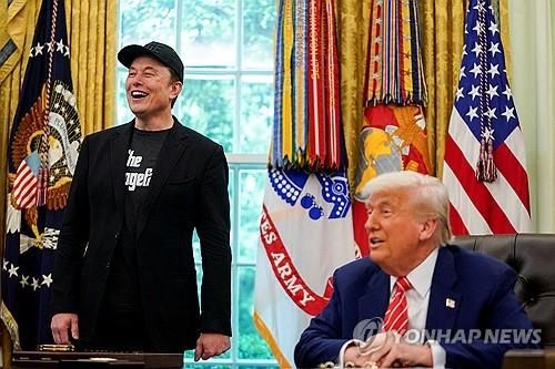 2025년 5월 30일 미국 백악관 대통령 집무실에서 자리를 함께 한 일론 머스크(왼쪽) 테슬라 최고경영자(CEO)와 도널드 트럼프(오른쪽) 미국 대통령 [로이터 연합뉴스 자료사진] 