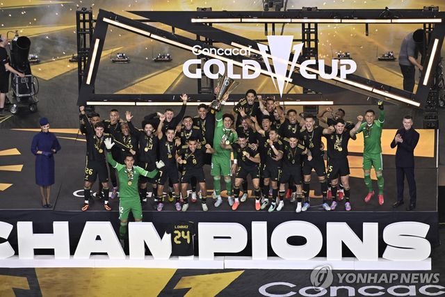 우승 세리머니 펼치는 멕시코 선수들