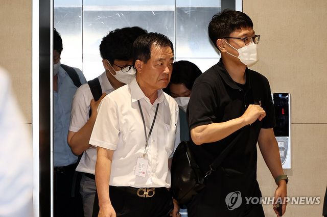 삼부토건 압수수색 중 이동하는 특검팀