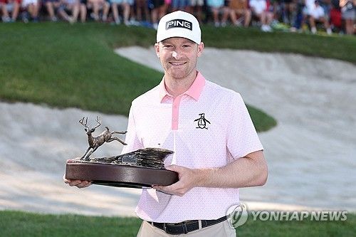 우승 트로피를 든 캠벨.