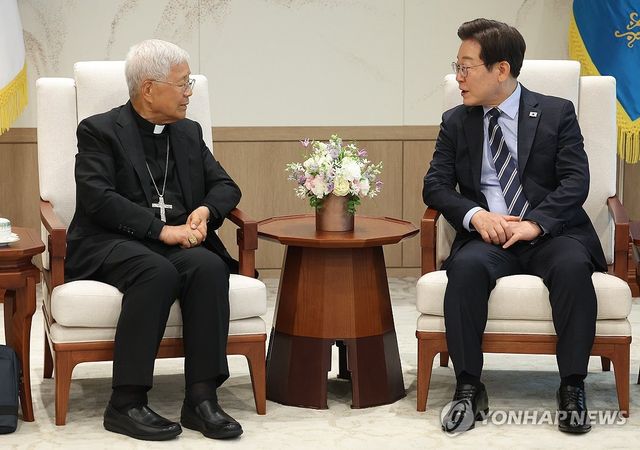 李대통령, 유흥식 추기경 접견…종교계 인사 첫 만남