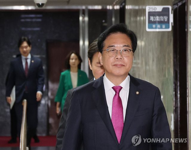 비공개 회의 향하는 송언석 비상대책위원장