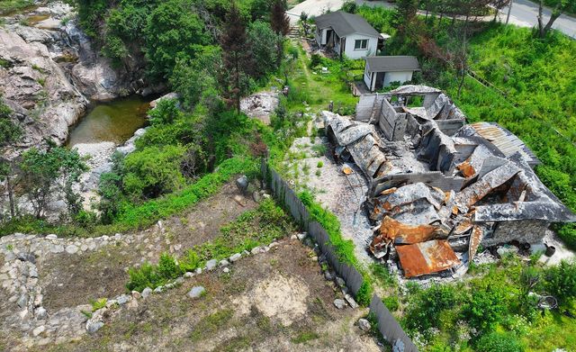 영양 삼의계곡 초입에 방치된 산불 피해 주택