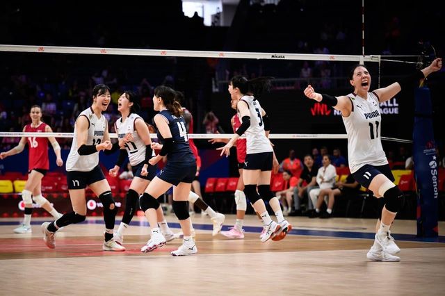 캐나다전 승리 후 기뻐하는 여자배구 대표팀 선수들