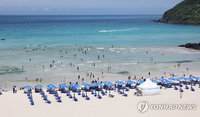 33도 무더위 제주 함덕해수욕장