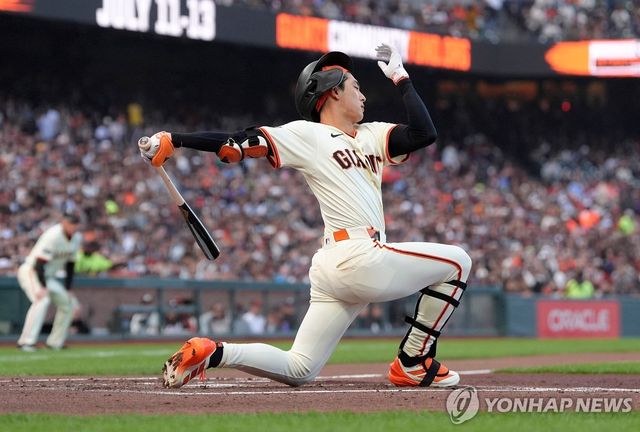 헛스윙하는 이정후