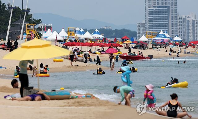 폭염 속 물놀이…강릉 경포해수욕장