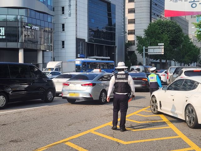 뙤약볕 속 출근길 교통단속 중인 교통경찰