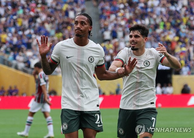 플루미넨시를 상대로 선제 결승 골을 터트린 첼시 주앙 페드루(왼쪽)