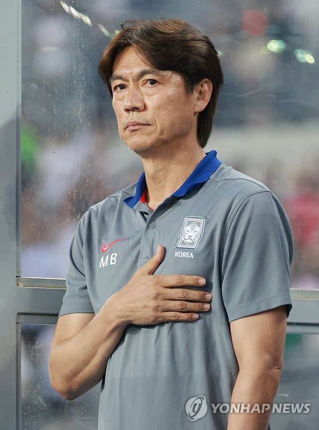 국기에 경례하는 홍명보 감독