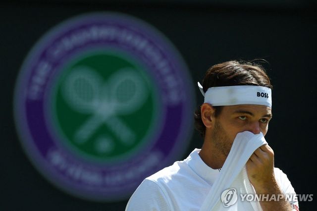 윔블던 8강 경기 중 땀 닦는 프리츠