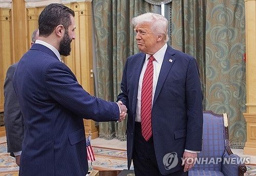 지난 5월 시리아 임시 대통령과 만나 악수하는 트럼프(오른쪽) 미 대통령