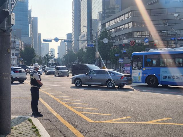 뙤약볕 속 출근길 교통 관리 중인 교통경찰