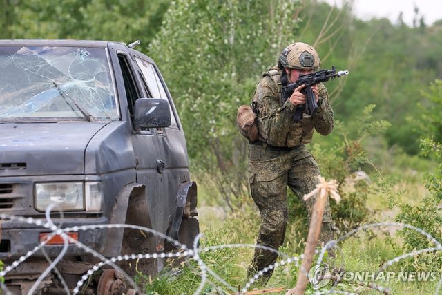 우크라 도네츠크에서 작전을 수행 중인 러시아 병사