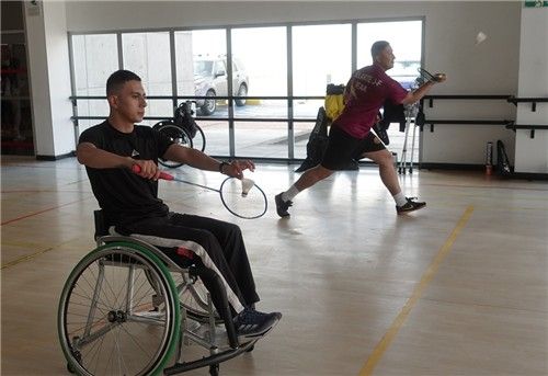 물리 재활치료를 하는 상이군인