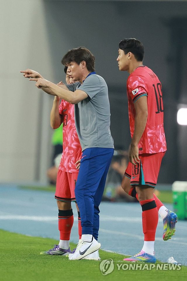 교체 투입 앞둔 강상윤에게 작전 지시하는 홍명보 감독
