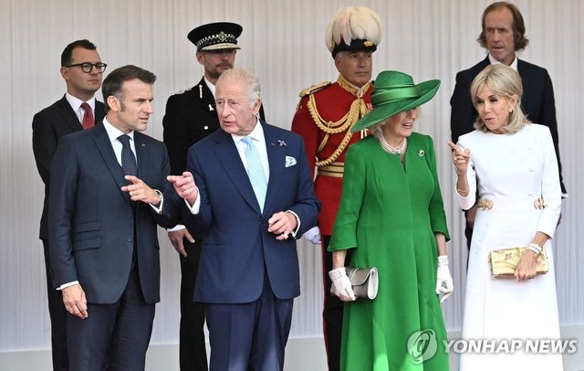 친밀함 과시하는 영국 국왕 부부와 프랑스 대통령 부부