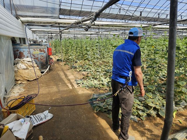 에어 냉각조끼 착용 후 작업하는 모습