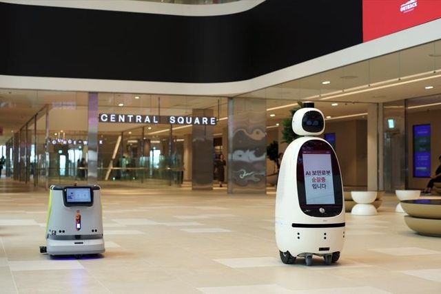 이스트폴에서 운영 중인 순찰로봇과 청소로봇