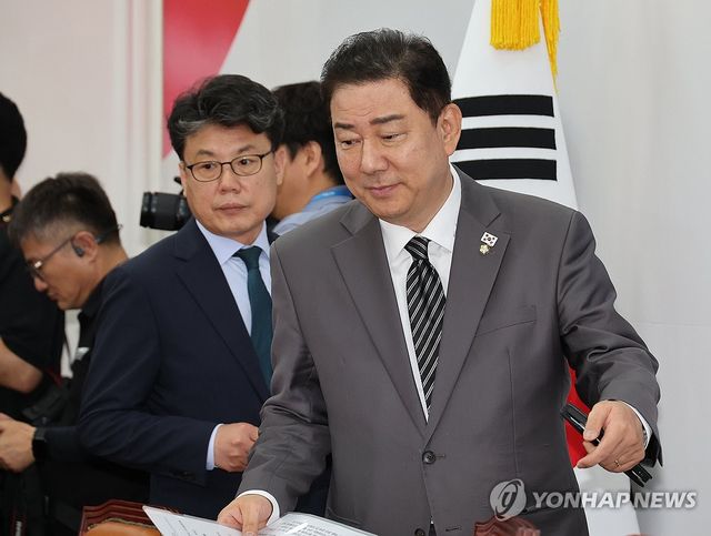 원내대책회의 참석하는 김병기 당대표 직무대행