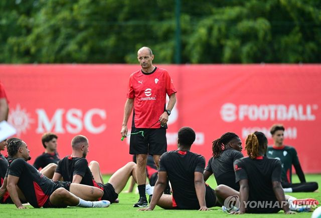 AC밀란 선수들과 훈련에 나선 마시밀리아노 알레그리 감독