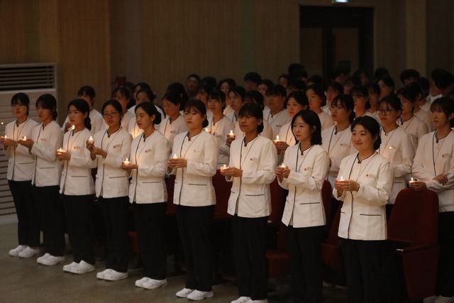 나사렛대 간호학과 학생들의 나이팅게일 선서 모습