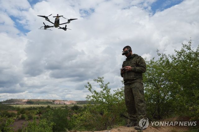 드론 날리는 러시아군 병사