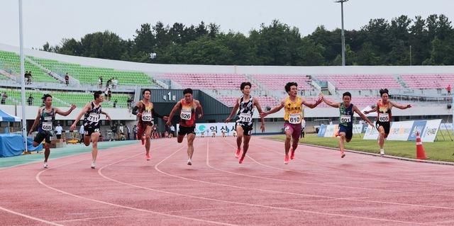 김정윤, 남자 대학부 100ｍ 우승