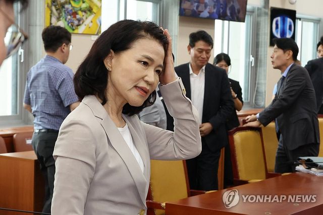 과방위 회의장에서 나가는 이진숙 방송통신위원장