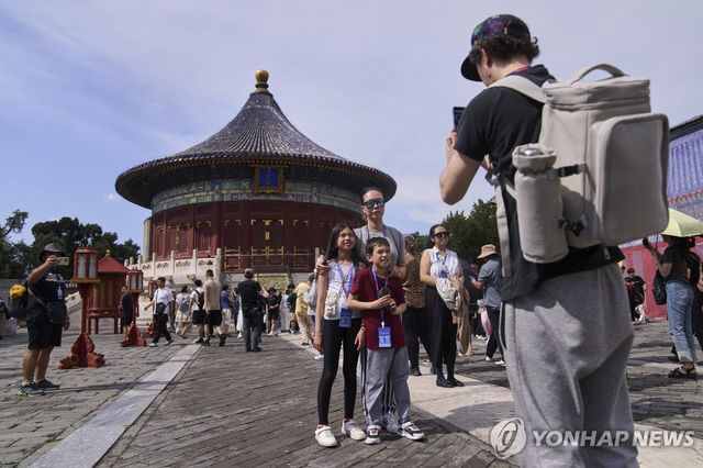 베이징 톈단공원을 찾은 관광객들 모습