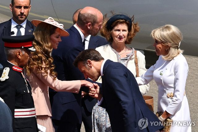 마중나온 왕세자빈 손등에 입맞추는 마크롱