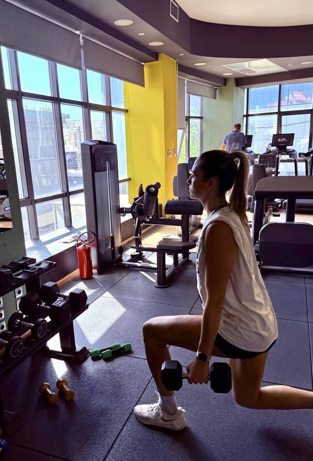 하체 보강 운동을 하는 레베카