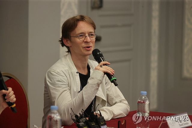 인사말 하는 다닐 심킨 발레리노