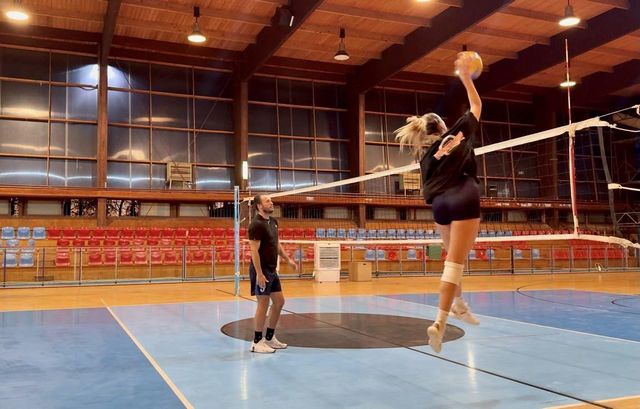 스파이크로 볼 감각을 익히는 레베카(오른쪽)