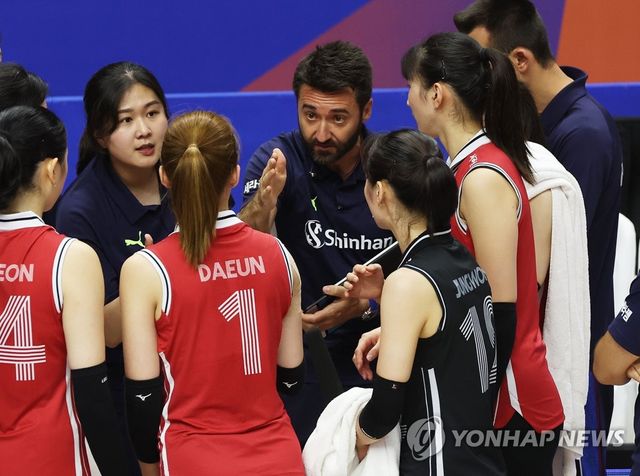 작년 VNL에서 한국 여자배구 대표팀 사령탑으로 작전 지시하는 곤살레스 감독(중앙).