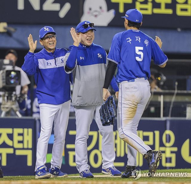 삼성 박진만 감독(가운데)