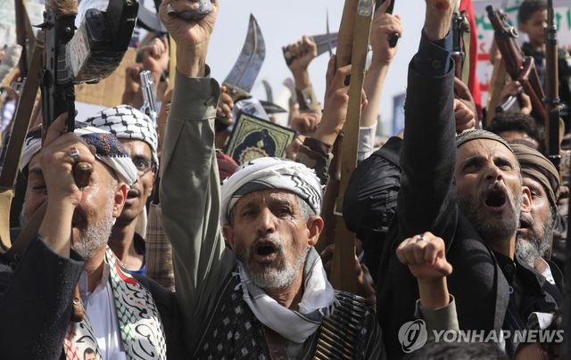 팔레스타인 지지를 명분으로 내걸고 홍해 상선을 다시 공격하기 시작한 예멘의 반군 후티 [EPA 연합뉴스 자료사진. 재판매 및 DB 금지]