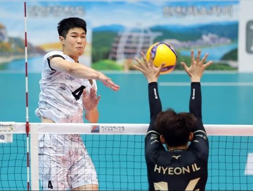 스파이크하는 상무의 손준영(왼쪽)