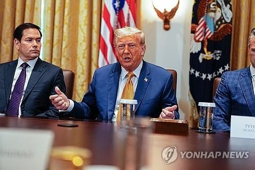 각료회의에서 발언하는 트럼프 미 대통령