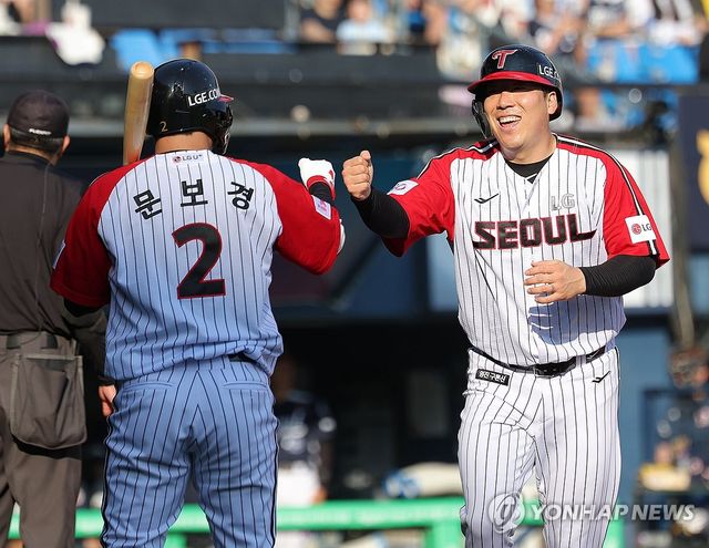 폭투 틈타 홈인하는 김현수