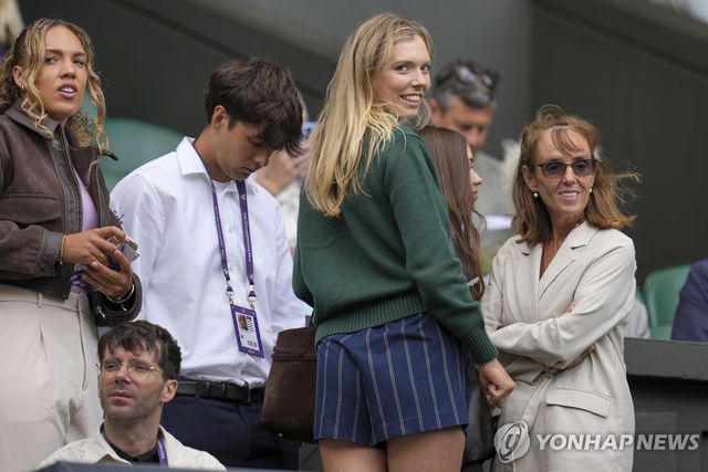 디미노어 경기 응원에 나선 볼터(가운데 반바지 입은 사람)