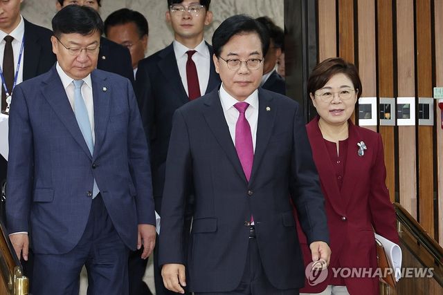 원내대책회의 참석하는 송언석 비대위원장