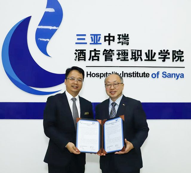 저우잉 구이저우중의약대 총장(왼쪽)과 전창완 순천향대 연구산학부총장