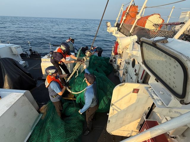폐어구 수거하는 제주해경