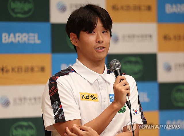 인터뷰하는 오픈워터스위밍 박재훈